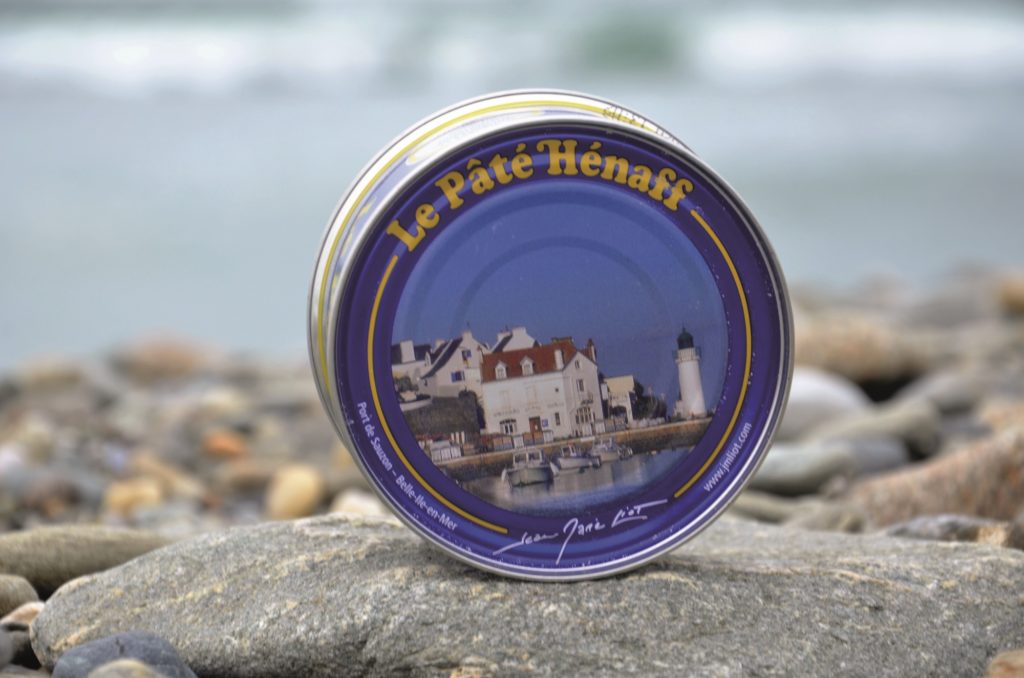 Boîte de pâté Hénaff sur la plage, au bord de la mer