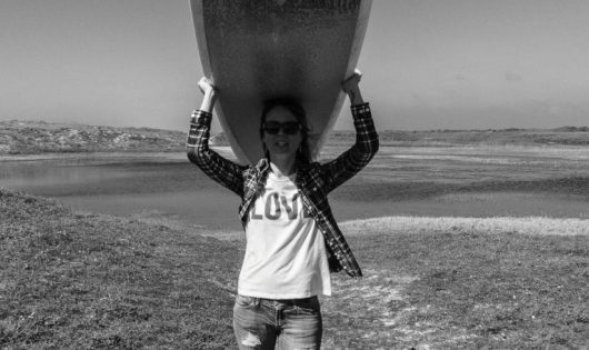 Justine Chiara, blogueuse de Girls On Waves et organisatrice d’événements pour toutes les femmes en Finistère qui lient le sport et l’océan avec l’association OCEAN GIRLZH, Tost Magazine
