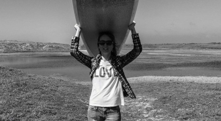 Justine Chiara, blogueuse de Girls On Waves et organisatrice d’événements pour toutes les femmes en Finistère qui lient le sport et l’océan avec l’association OCEAN GIRLZH, Tost Magazine