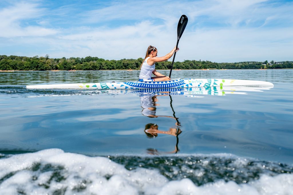 Léa Jamelot, kayakiste équipe de France, Jo Tokyo 2020, Talent de Quimper Cornouaille nourrit votre inspiration_pagaie vite sur plan d'eau_Photo Franck Betermin_2021