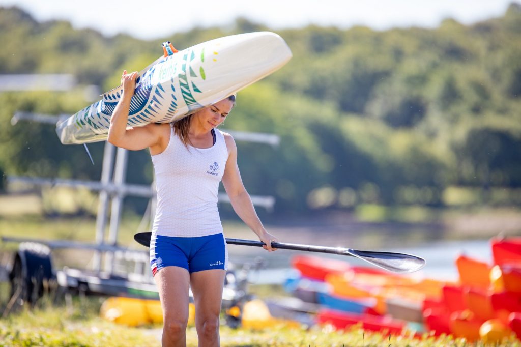 Léa Jamelot, kayakiste équipe de France, Jo Tokyo 2020, Talent de Quimper Cornouaille nourrit votre inspiration_porte son kayak sur l'épaule_Photo Franck Betermin_2021